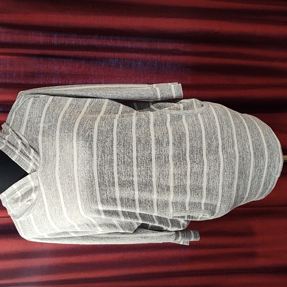 Sweatshirt with pockets and hoodie - Picture 1 of 5